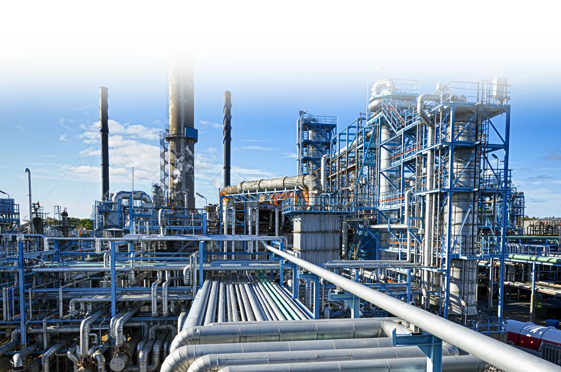 Process plant piping and columns in daylight